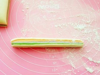 10、彩虹馄饨（宝宝超爱吃）,从一边切下一条宽约1.5厘米的面片。