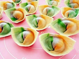 16、彩虹馄饨（宝宝超爱吃）,依次把所有馄饨都包好，按照自己的口味下锅煮就可以开吃了。