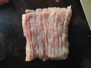 1、糖醋里脊,里脊肉切稍微厚点的片，用刀背在上面来回剁几下（注意不要剁断了）