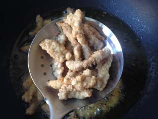 8、糖醋里脊,里脊肉炸至8、9成熟捞出