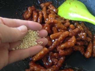 14、糖醋里脊,关火后撒点熟白芝麻炒匀即可