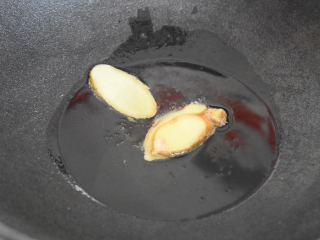 7、酱爆猪肝这样做，滑嫩下饭，1个技巧搞定它,油锅爆香姜片，爆香后取出