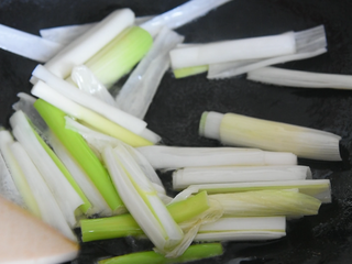 8、酱爆猪肝这样做，滑嫩下饭，1个技巧搞定它,倒入圆葱段炒软