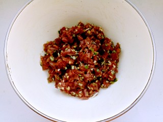 4、牛肉酱,将牛肉末用生抽,姜蒜葱末与料酒腌渍10分钟。