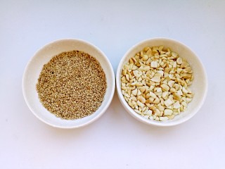 5、牛肉酱,准备好熟芝麻和熟花生碎。
