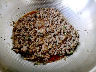 8、牛肉酱,锅内加入适量的油和自制油辣子,热至8成时入腌渍的牛肉末煸酥。