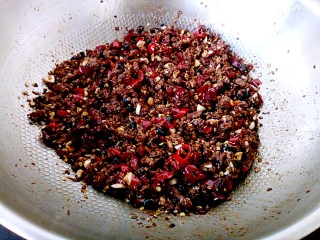 13、牛肉酱,将所有的食材小火煸炒一会儿,入少许鸡精即可关火。