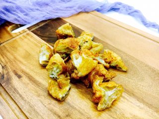 6、#绿色美食# 下饭神菜  面筋丝瓜煲,将主要食材油面筋切（手撕）成核桃块大小。