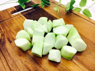 10、#绿色美食# 下饭神菜  面筋丝瓜煲,切成滚刀块。