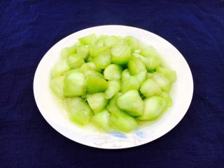 13、#绿色美食# 下饭神菜  面筋丝瓜煲,将煸炒好的丝瓜盛盘备用。
