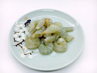 16、#绿色美食# 下饭神菜  面筋丝瓜煲,放入少许盐（一小小捏），少许白胡椒粉（一小捏），半小勺料酒，1小勺淀粉，抓匀，腌制5分钟。