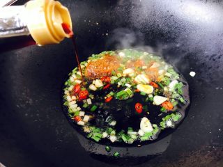 19、#绿色美食# 下饭神菜  面筋丝瓜煲,转中火，倒入2勺生抽，1小勺老抽，爆出调料香味。