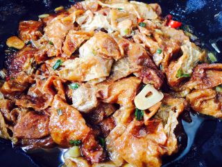 23、#绿色美食# 下饭神菜  面筋丝瓜煲,煮至汤汁仅剩下少许即可。