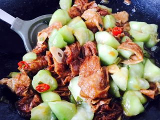 25、#绿色美食# 下饭神菜  面筋丝瓜煲,翻炒均匀。