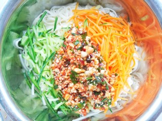 12、好吃到哭的黄磊老师同款拌面,加入料汁。