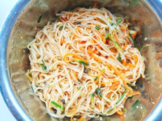 13、好吃到哭的黄磊老师同款拌面,拌匀。