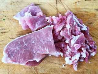 1、鱼香肉丝,准备一块新鲜的猪肉洗净沥干水分切成细丝