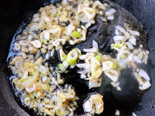 7、鱼香肉丝,锅中倒入适量底油加热放入葱姜蒜爆香