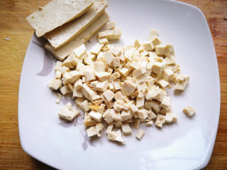 2、韭菜鸡蛋盒子,豆腐焯水去掉豆腥味，切成小丁，