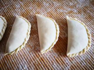 7、韭菜鸡蛋盒子,封口捏紧，再捏出花边，韭菜盒子就包好了，	