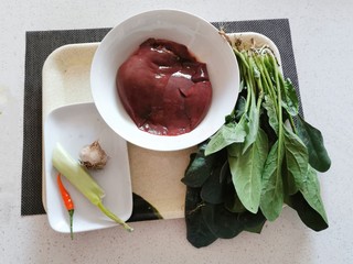 1、猪肝菠菜汤,食材准备好