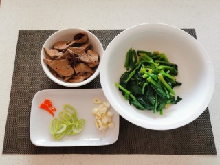 8、猪肝菠菜汤,菠菜焯水后切段  葱蒜切片 红尖椒切小圈 