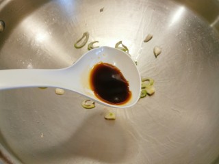 11、猪肝菠菜汤,加入生抽