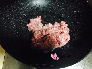 4、老北京炸酱,锅内入油，比平时多一些。下入剁好的猪肉馅。。