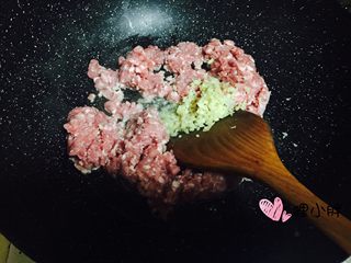 5、老北京炸酱,加入姜沫儿一起炒，去肉腥味。。