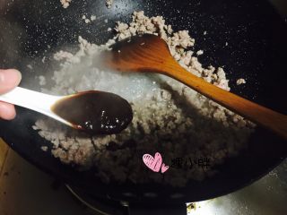 6、老北京炸酱,等肉末全部炒到发白，加入甜面酱