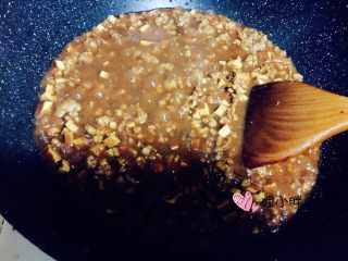 11、老北京炸酱,小火慢慢炒制，水份会越来越少。