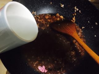 9、老北京炸酱,加入半杯水