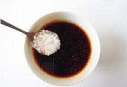 7、【酱香浓郁的酱黄瓜】媲美中华老字号的什锦酱菜,在碗里继续加入白糖和辣椒油，搅拌均匀，放在一边晾凉