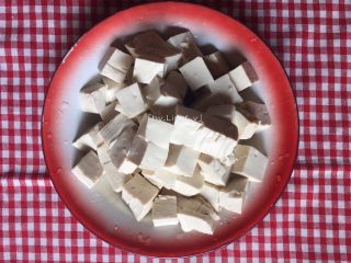 4、宫保豆腐丁,老豆腐切成拇指甲大小的小方丁