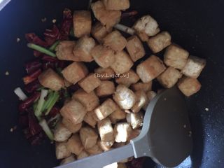 11、宫保豆腐丁,然后倒入炸好后的豆腐丁
