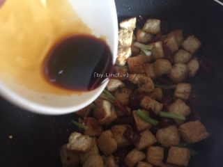 13、宫保豆腐丁,倒入生抽