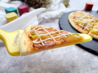 12、培根薯角薄底披萨,趁热切开食用即可。