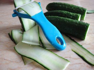 2、口水黄瓜,用削皮刀把黄瓜削成薄片