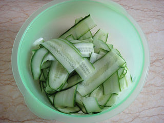 3、口水黄瓜,放入碗中加上适量盐腌制出水分