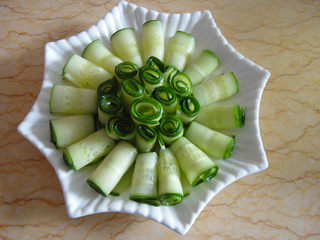 7、口水黄瓜,把黄瓜一片片卷起放入盆中摆成自己喜欢的形状