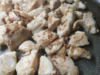 3、燕麦鸡胸肉蛋卷,略微炒几分钟,炒到表面发白,没有肉色即可关火。利用余温将里面慢慢烤熟,这样的鸡胸肉吃起来会比较嫩。凉后盛出备用。