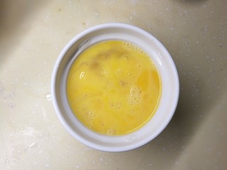 4、燕麦鸡胸肉蛋卷,鸡蛋打散