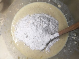 6、燕麦鸡胸肉蛋卷,搅拌均匀后,略微静置回。让燕麦吸足蛋液,加入面粉