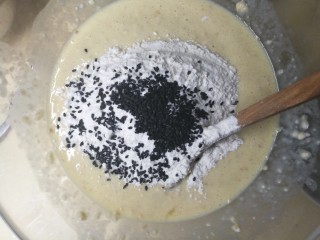 7、燕麦鸡胸肉蛋卷,加入黑芝麻,搅拌均匀