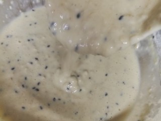 8、燕麦鸡胸肉蛋卷,搅拌均匀后,看下面糊状态。因为燕麦吸水性强,如果此时面糊比较浓稠,可以再加些水调整下。面糊稍微稀一点,饼比较容易成型不散。就跟做糊塌子一样。