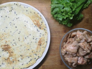 9、燕麦鸡胸肉蛋卷,生菜洗净,控水。