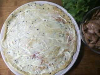 10、燕麦鸡胸肉蛋卷,先在饼上抹一层低脂沙拉酱,也可换成如希腊酸奶酱等其他低脂的酱