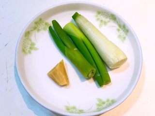 3、东北酸菜饺子,准备好大葱和鲜姜