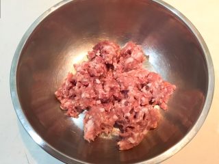 6、东北酸菜饺子,把猪肉末放入盆里
