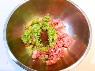 8、东北酸菜饺子,加入花椒粉